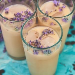 Cocktails mit Kaffee ohne Alkohol - Iced Honig Lavendel Latte